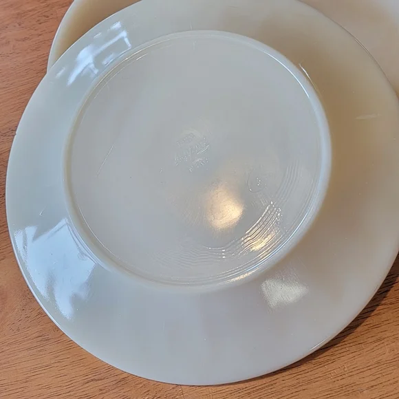 Vintage Fire King Ivory 9" dinner plates. Set of 4 - Picture 3 of 7